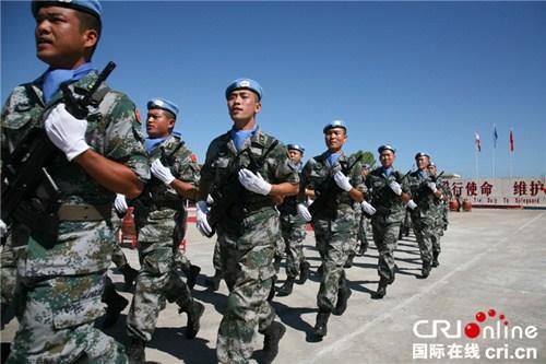 中国侨网队列整齐步伐矫健的中国维和部队。摄影：张一夫