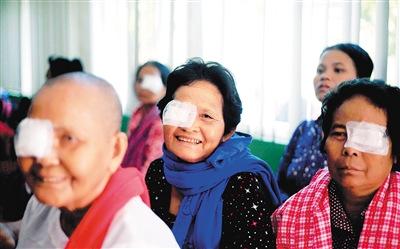 中国侨网马上能揭开纱布重见光明，接受白内障手术的柬埔寨患者露出笑容。 本报记者 陈元才 摄