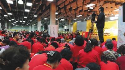 中国侨网“心灵法门”信徒在卢军宏见面会上跪拜。受访者供图