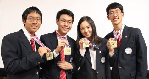中国侨网美国生物奥林匹克代表队在2017国际比赛拿下四枚金牌，（左起）Edward李、曹宝贝、Catherine王、Thomas熊。（美国《世界日报》）