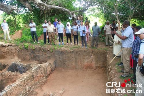 中国侨网考古学者探查发现中国血缘人骨遗骸的曼达古镇发掘现场。 （王新俊 摄）