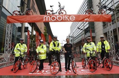 中国侨网6月29日，在英国曼彻斯特，几名警察在摩拜单车投放仪式上合影。新华社发（克雷格·布拉夫摄）