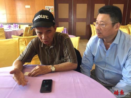 中国侨网华裔老翁雷先生(左)向律师咨询索赔事宜。（纽约《侨报》/高诗云 摄）