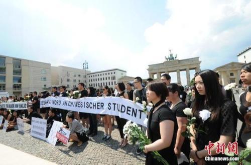 中国侨网资料图:德国首都柏林约200名华人自发悼念不幸遇害的中国籍留学生李洋洁。 中新社记者 彭大伟 摄