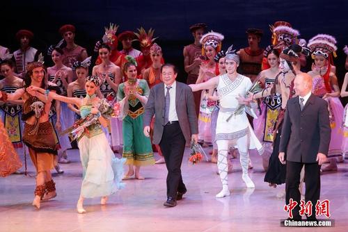 中国侨网资料图：俄籍华裔作曲家、俄罗斯爱乐乐团团长左贞观作曲的芭蕾舞剧《小河淌水》在莫斯科上演