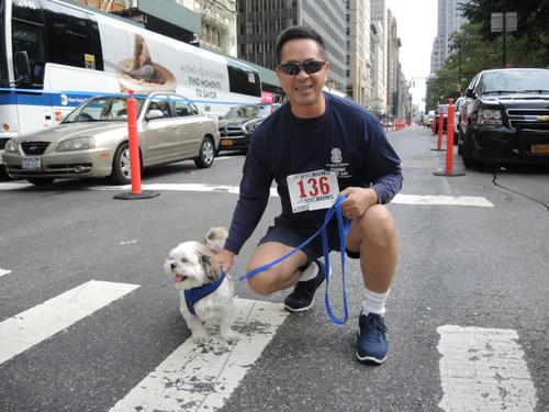 中国侨网第13届“Keith's Race”5公里跑火热进行，陈文业带爱犬Humphrey参加。(美国《世界日报》/俞姝含 摄)