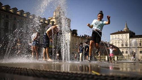 中国侨网意大利都灵人们在街头喷泉消暑 
