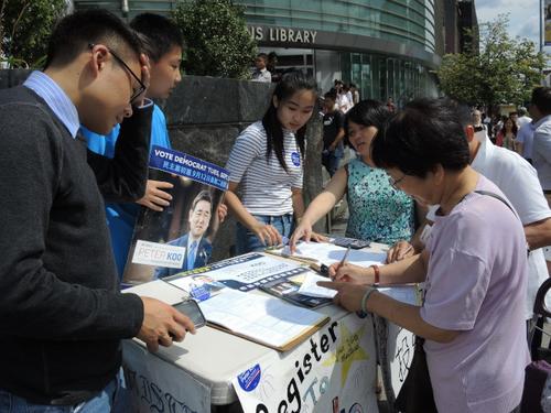中国侨网顾雅明的青年义工们帮助民众登记选民。(美国《世界日报》/朱蕾 摄)
