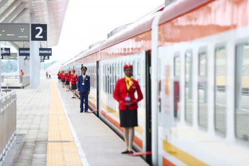中国侨网资料图片:5月31日,由中国企业承建的肯尼亚蒙巴萨-内罗毕标轨铁路(蒙内铁路)正式建成通车。在肯尼亚蒙巴萨,蒙内铁路列车员在站台等候旅客登车。新华社记者潘思危摄