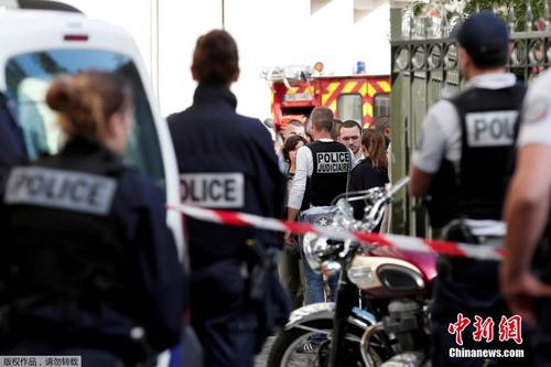 中国侨网当地时间8月9日，法国首都巴黎郊区发生车辆冲撞士兵事件，巴黎警方表示，事件造成至少6名士兵受伤。