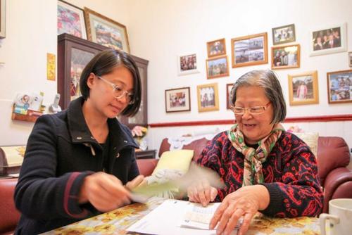 中国侨网从传单到电话账单，每周周安妮都会坐下来帮母亲翻译信件。(澳洲新快网)
