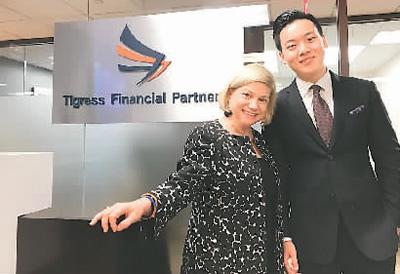中国侨网实习机会来之不易,赵新渝分外珍惜。图为赵新渝(右)实习最后一天与公司老板合影。