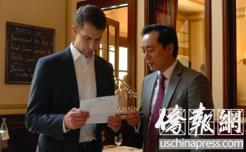 中国侨网特朗普亚太顾问王湉将请愿信递交国会议员汤姆·科顿(Tom Cotton),他希望更多的人关注此议题,推动事情更快得到解决。(美国《侨报》/章宁 摄)