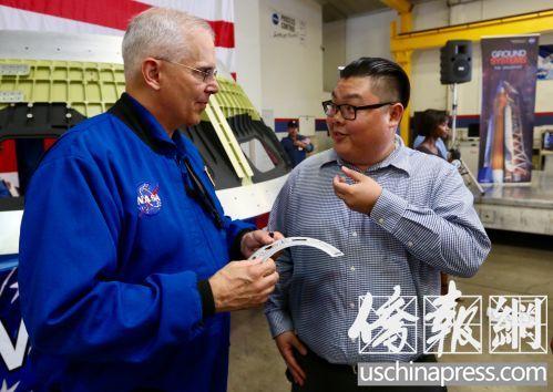 中国侨网陈雄凯（右）与宇航员莫芮恩在交谈。（美国《侨报》/邱晨 摄）