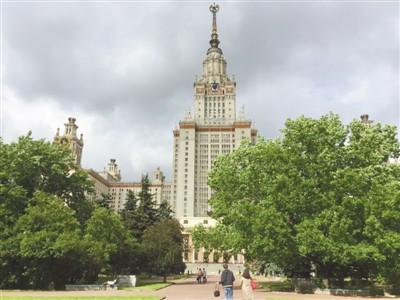 中国侨网莫斯科大学是俄罗斯最负盛名的大学之一，约一千一百名中国留学生在此学习。图为莫斯科大学主楼外景。 本报记者 吴焰 摄