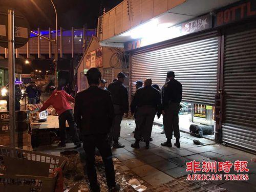 中国侨网南非自由州省华人店主徒手夺枪，击毙一匪徒。（南非《非洲时报》）