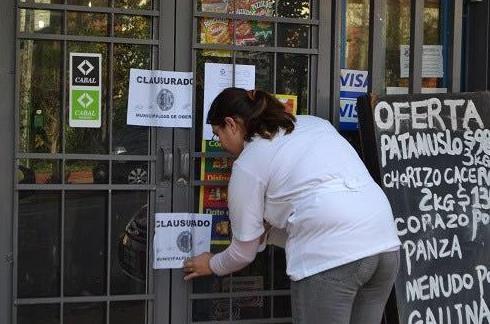 中国侨网阿根廷银海市开展面包行业核查，一华人超市被查封。（阿根廷华人网）