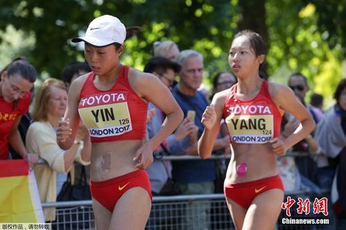 中国侨网当地时间8月13日，2017伦敦田径世锦赛女子50公里竞走决赛结束，在一场只有7名选手参加的决赛中，37岁的葡萄牙名将汉里奎斯以打破世界纪录的4小时5分56秒夺得金牌，中国选手尹航以4小时8分58秒打破亚洲纪录，摘得银牌，另一名中国选手杨树青获得铜牌。图为中国选手尹航、杨树青进行比赛。