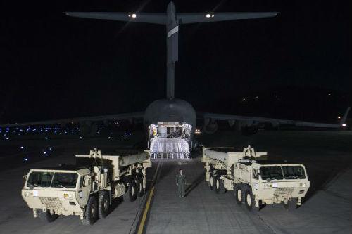 中国侨网资料图片：“萨德”系统部分装备运抵首尔以南约70公里处的美军驻韩国乌山空军基地。 新华社发