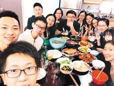 中国侨网王子铭（中）与同学分享自己做的美食