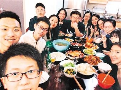 中国侨网王子铭(中)与同学分享自己做的美食