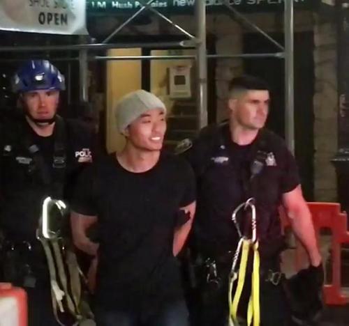 中国侨网刘姓男子因攀爬商住综合型大楼,被警方逮捕。(图片来源:美国《世界日报》)