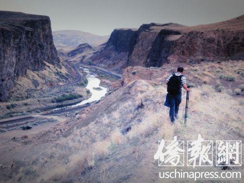 中国侨网图为李炬沿着华工足迹探访。(美国《侨报》)