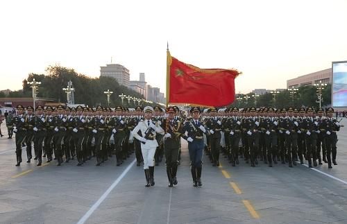 中国侨网资料图：2015年9月3日，中国人民抗日战争暨世界反法西斯战争胜利70周年纪念大会在北京隆重举行。这是三军仪仗队在演练。 新华社记者 李刚 摄