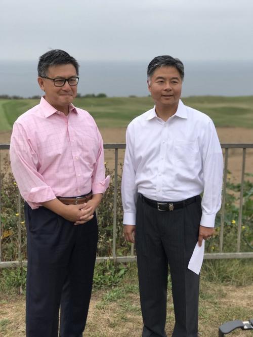 中国侨网联邦众议员刘云平（右）支持江俊辉（左）参选州长。（美国《世界日报》）