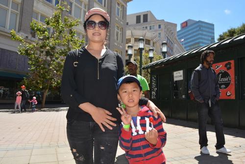 中国侨网华人刘小清（左）带着四岁的儿子蔡俊鸿（右）参加活动。她希望主办方提供中文等多语言提醒，告知家长活动流程。（美国《世界日报》/刘先进 摄）