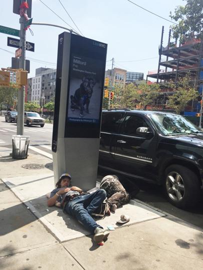 中国侨网LinkNYC被游民霸占,华埠民众不胜厌烦。(美国《世界日报》/俞姝含 摄)