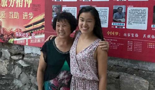 中国侨网莉莉在大冶与2000年发现她的市民纪珍珠合影（香港《南华早报》网站）