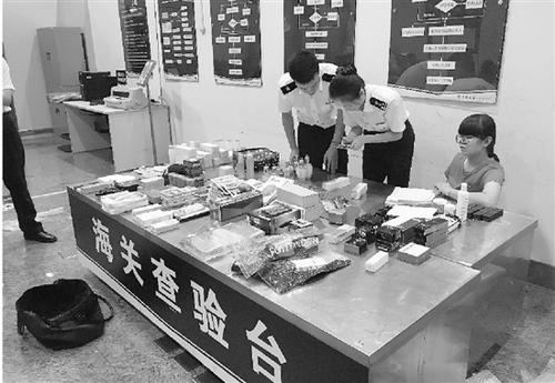 中国侨网杭州海关查获的代购物品。