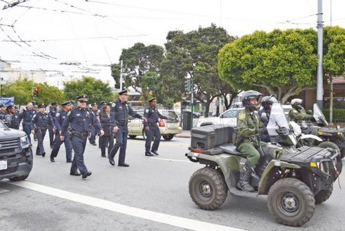 中国侨网为表扬华裔警察冯英伟机智救人,公园警察分局举行一场小型游行,公园警察也开出特别机车(右)参加。(美国《世界日报》/李秀兰 摄)