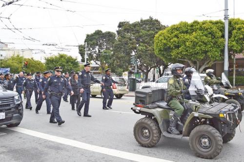 中国侨网为表扬华裔警察冯英伟机智救人，公园警察分局举行一场小型游行，公园警察也开出特别机车（右）参加。（美国《世界日报》/李秀兰 摄）