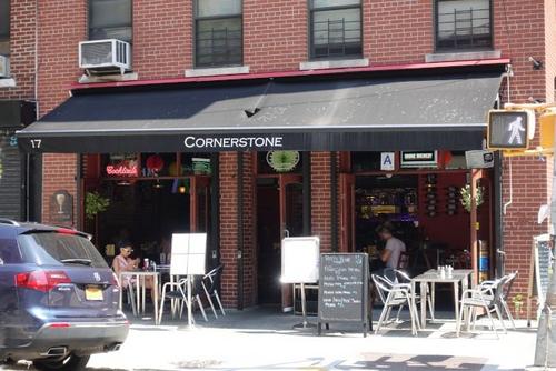 中国侨网纽约曼哈顿东村餐馆Cornerstone Cafe,爆出服务员将华裔食客名字写为Ching Chong的种族歧视事件。(美国《世界日报》/金春香 摄)