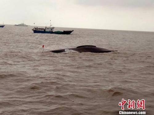 中国侨网事发现场，一船倒扣在江中。　刘传雷 摄