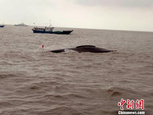 中国侨网事发现场,一船倒扣在江中。 刘传雷 摄