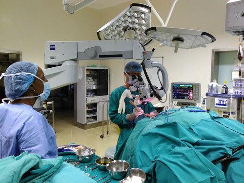中国侨网资料图片：在博茨瓦纳首都哈博罗内的玛丽娜公主医院，神经外科医生李谋仪为一名患者进行肿瘤切除手术。新华社发