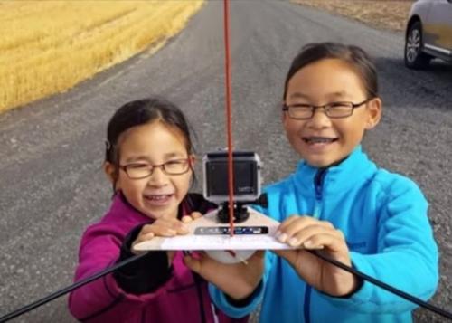 中国侨网两姐妹自制发射装置。