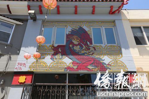 中国侨网中国城重庆路一幢建筑物上的抽象画。(美国《侨报》/邱晨 摄)