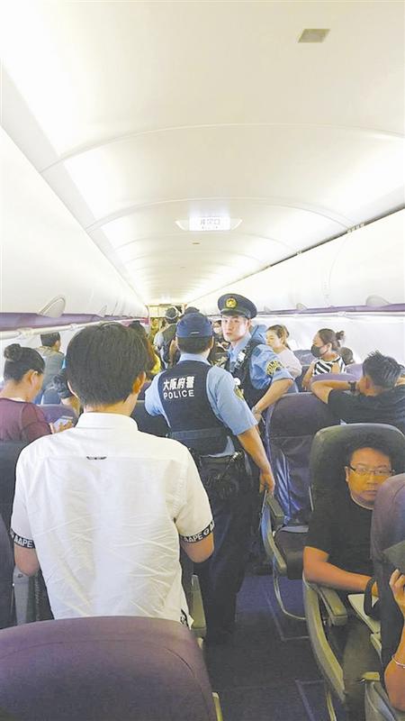 中国侨网被滞留在飞机上的乘客（图由采访对象提供）