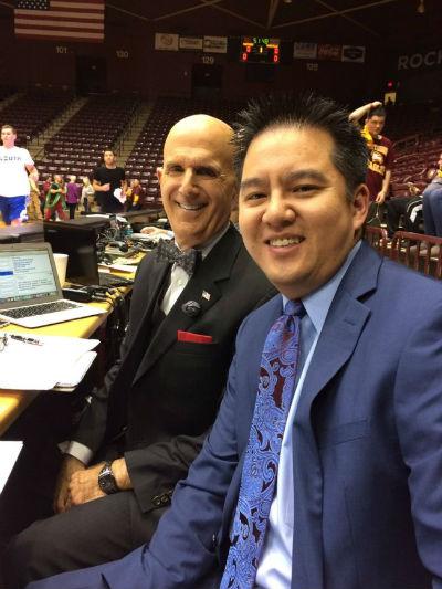 中国侨网华裔体育播报员罗伯李(右)在球场上（美国侨报网）