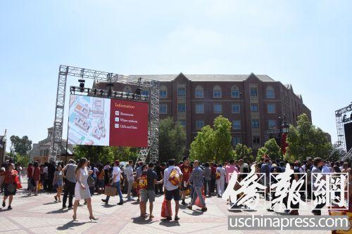 中国侨网图为南加州大学迎来了热闹的开学季。(美国《侨报》/聂达 摄)