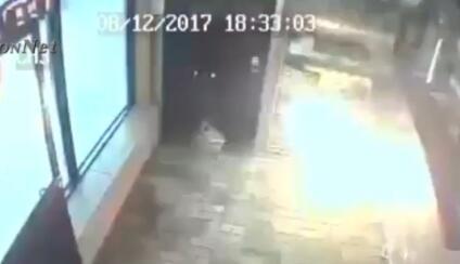 中国侨网监控显示中餐馆被投掷爆炸物,现场火花四溅。