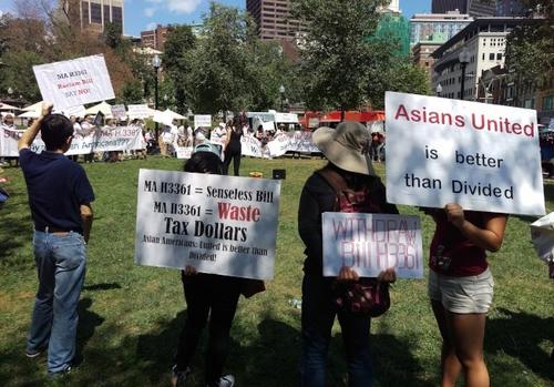 中国侨网两百多名华人在波士顿公园集会，以醒目的标语表明反对亚裔细分的声音。（美国《世界日报》/唐嘉丽 摄）