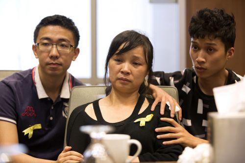 中国侨网章莹颖的男友(左)妈妈(中)和弟弟(右)。(美国侨报网援引Chicago Tribune)