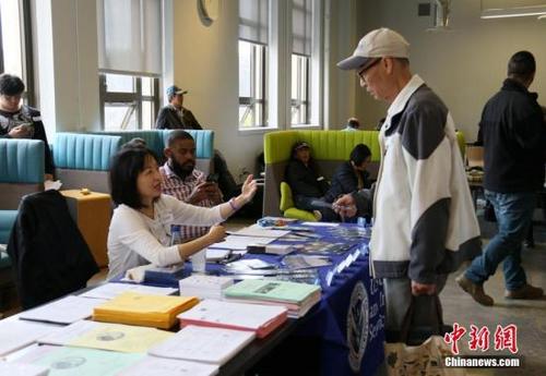 中国侨网资料图:美国旧金山举行免费公民入籍服务。中新社记者 刘丹 摄