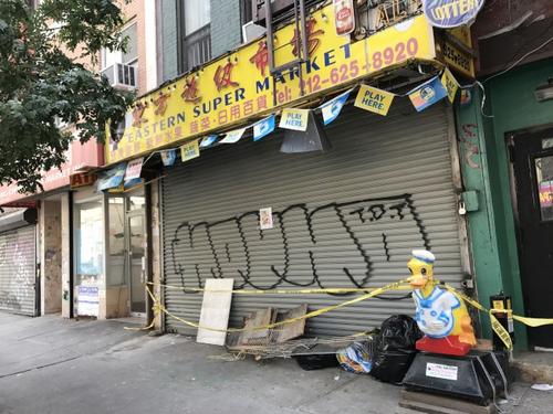 中国侨网华人超市疑地下室电线老化起火,货存全毁。(美国《世界日报》/俞姝含 摄)