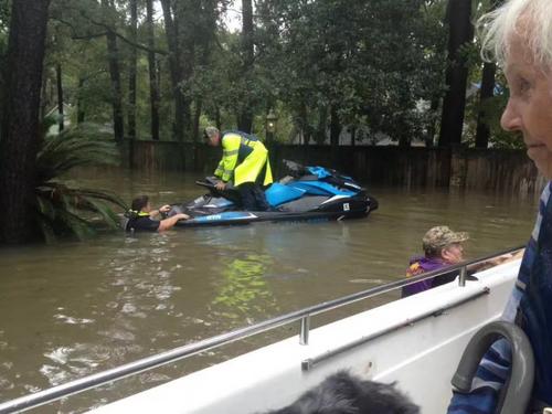 中国侨网义工动用摩托艇救助灾民。（美国《世界日报》/卿梅提供）